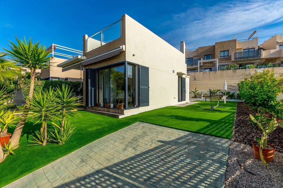 Chalet for sale in Orihuela Costa
