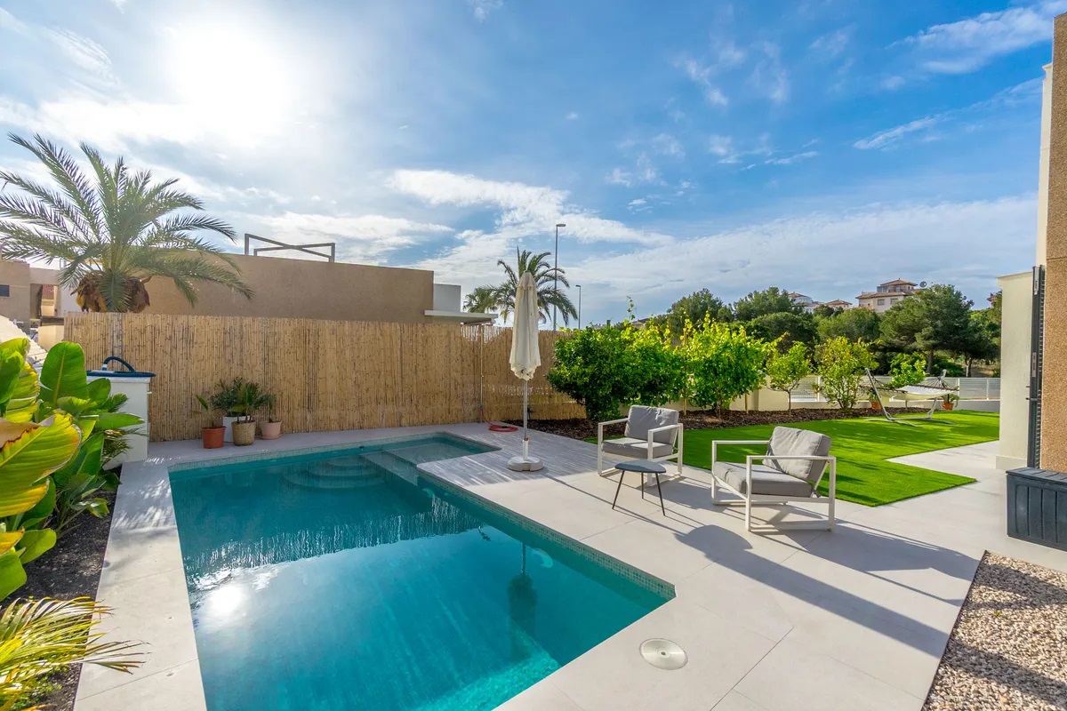 Chalet for sale in Orihuela Costa