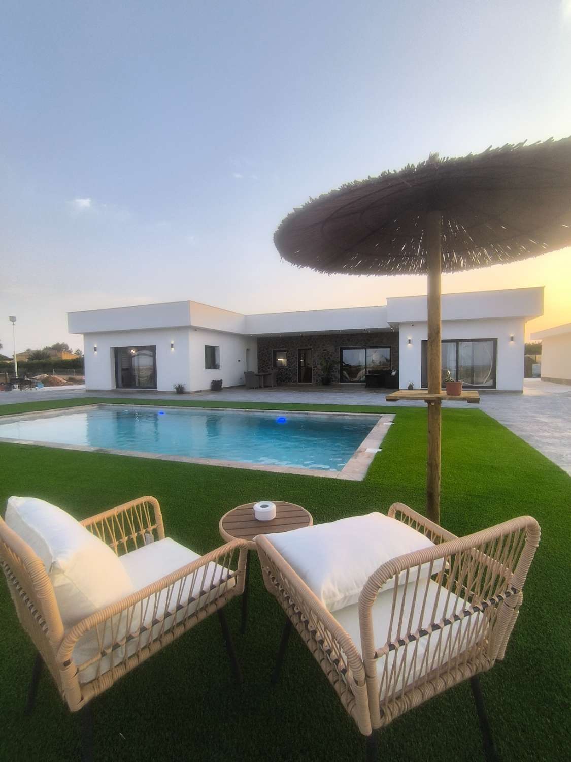 EXCELENTE VIVIENDA DE OBRA NUEVA CON GRAN TERRENO