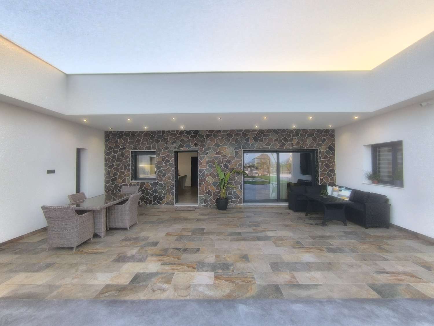 EXCELENTE VIVIENDA DE OBRA NUEVA CON GRAN TERRENO