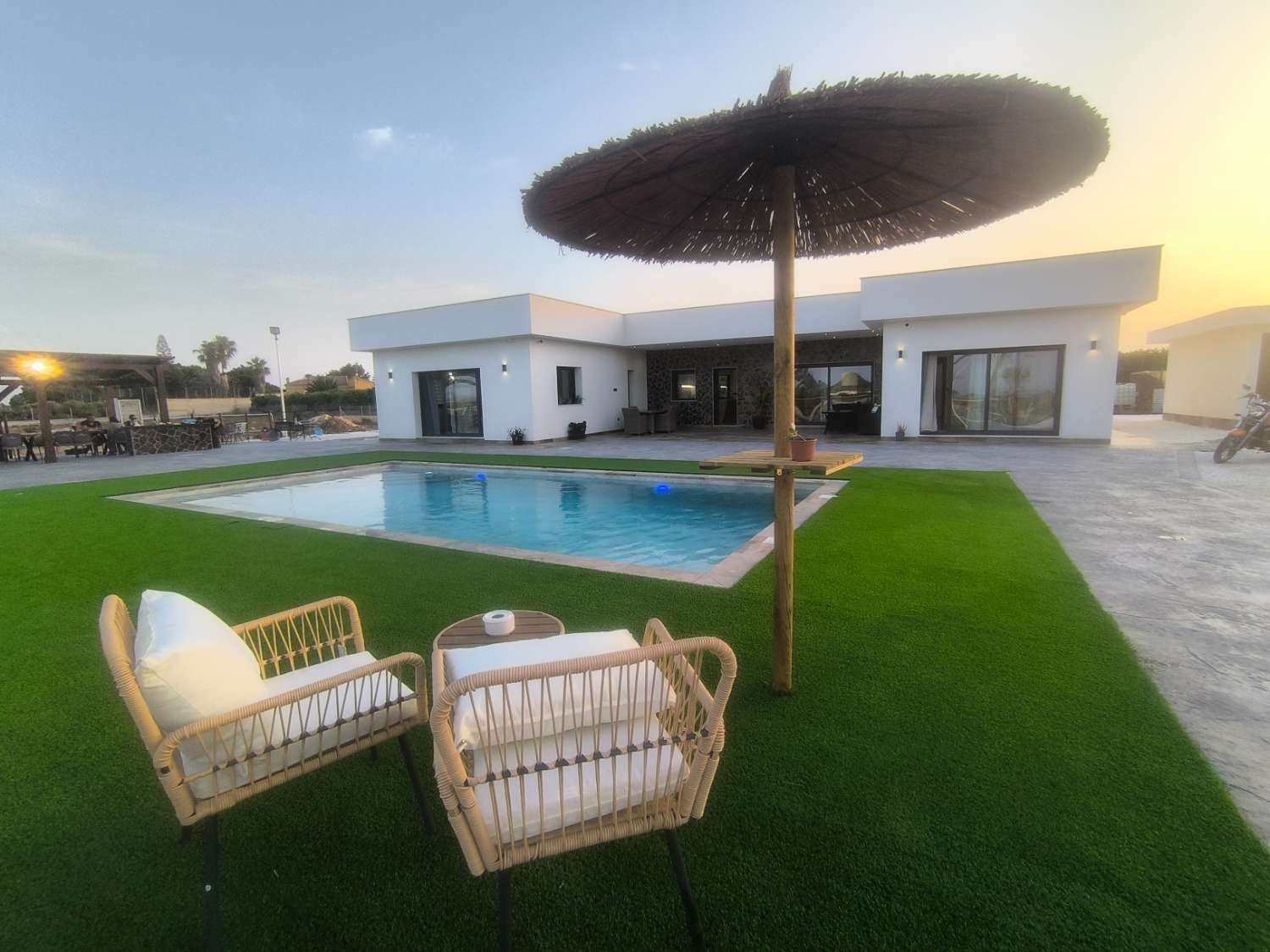 EXCELENTE VIVIENDA DE OBRA NUEVA CON GRAN TERRENO