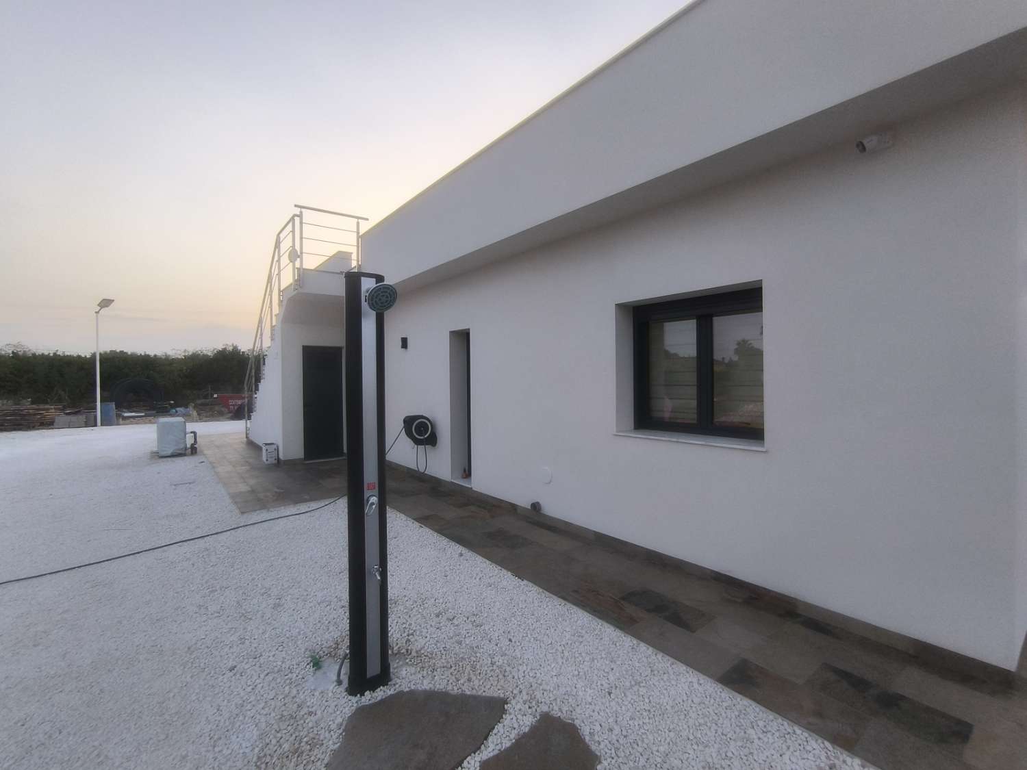 EXCELENTE VIVIENDA DE OBRA NUEVA CON GRAN TERRENO