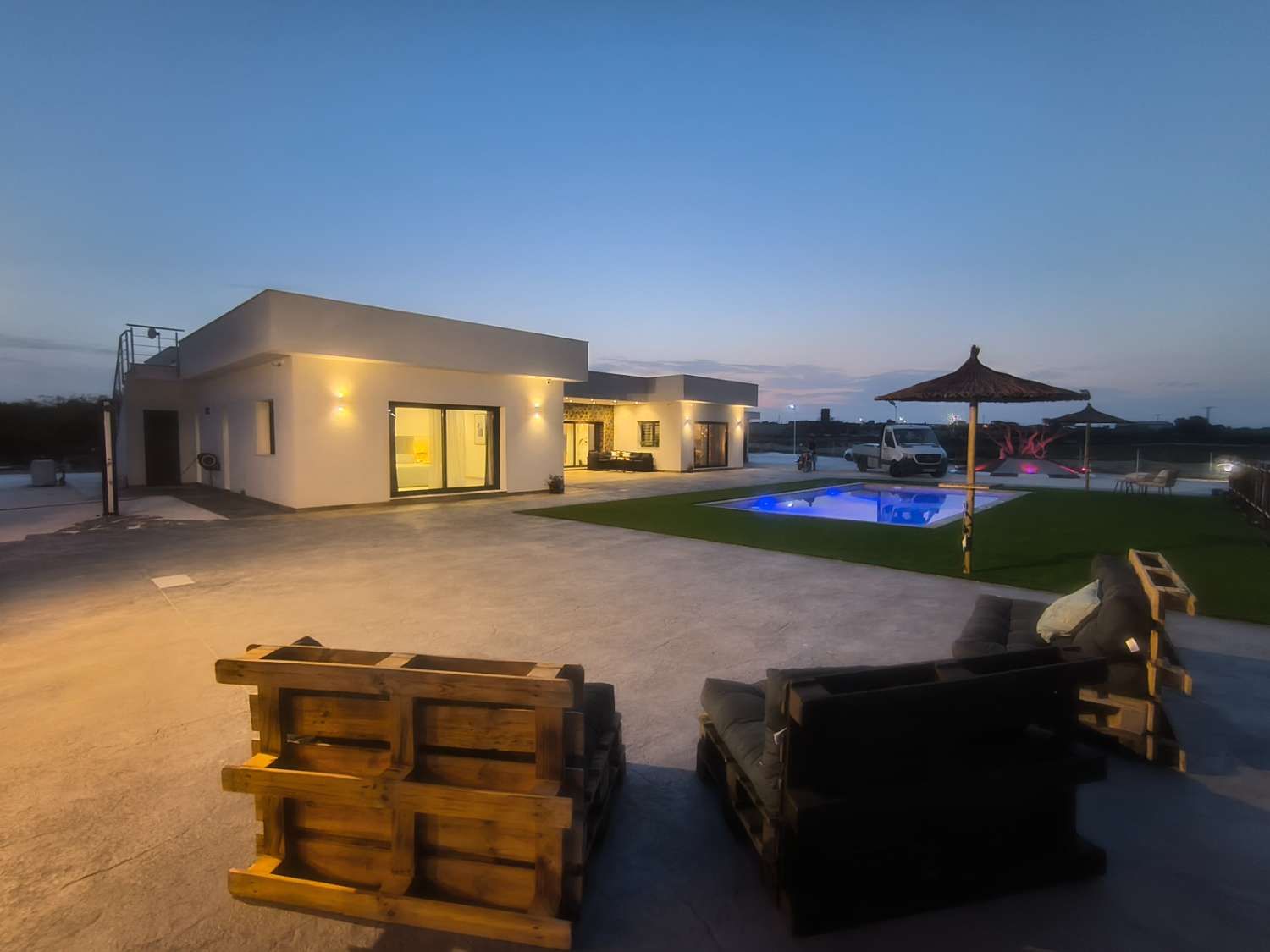 EXCELENTE VIVIENDA DE OBRA NUEVA CON GRAN TERRENO