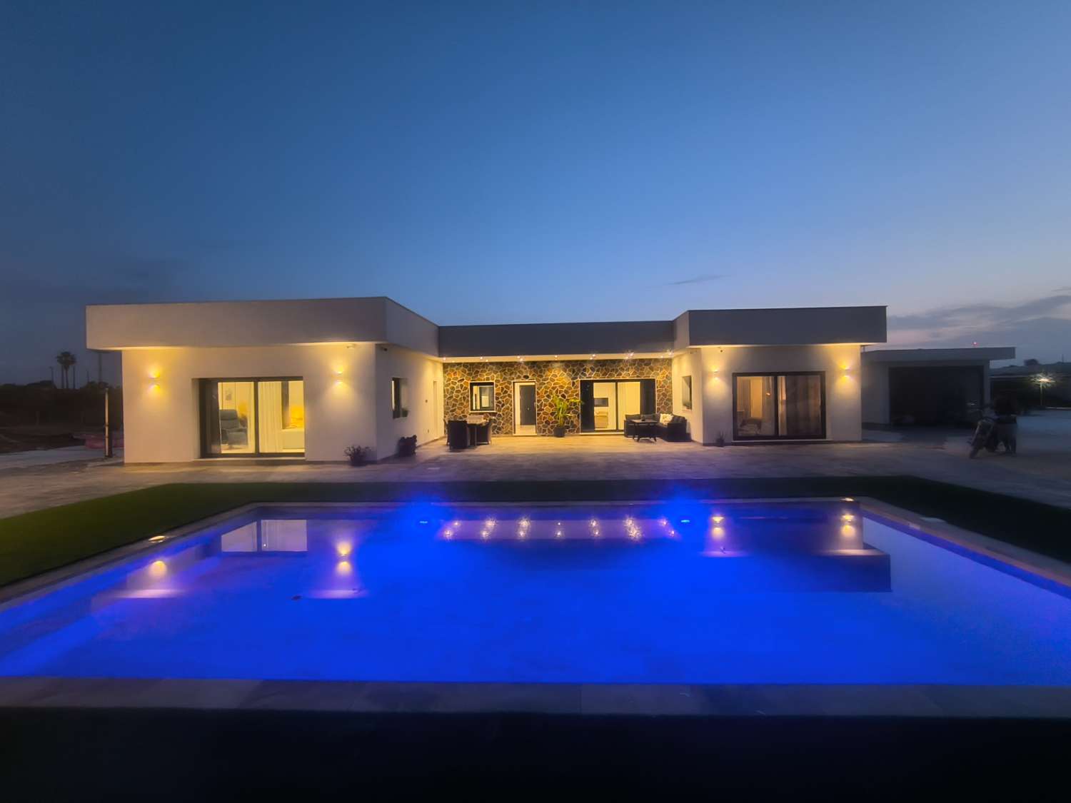 EXCELENTE VIVIENDA DE OBRA NUEVA CON GRAN TERRENO