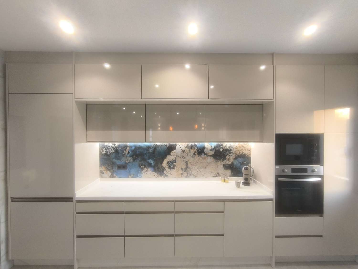 EXCELENTE VIVIENDA DE OBRA NUEVA CON GRAN TERRENO