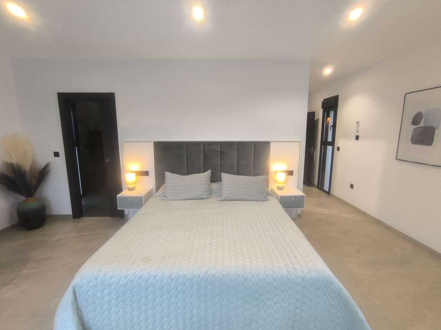 EXCELENTE VIVIENDA DE OBRA NUEVA CON GRAN TERRENO