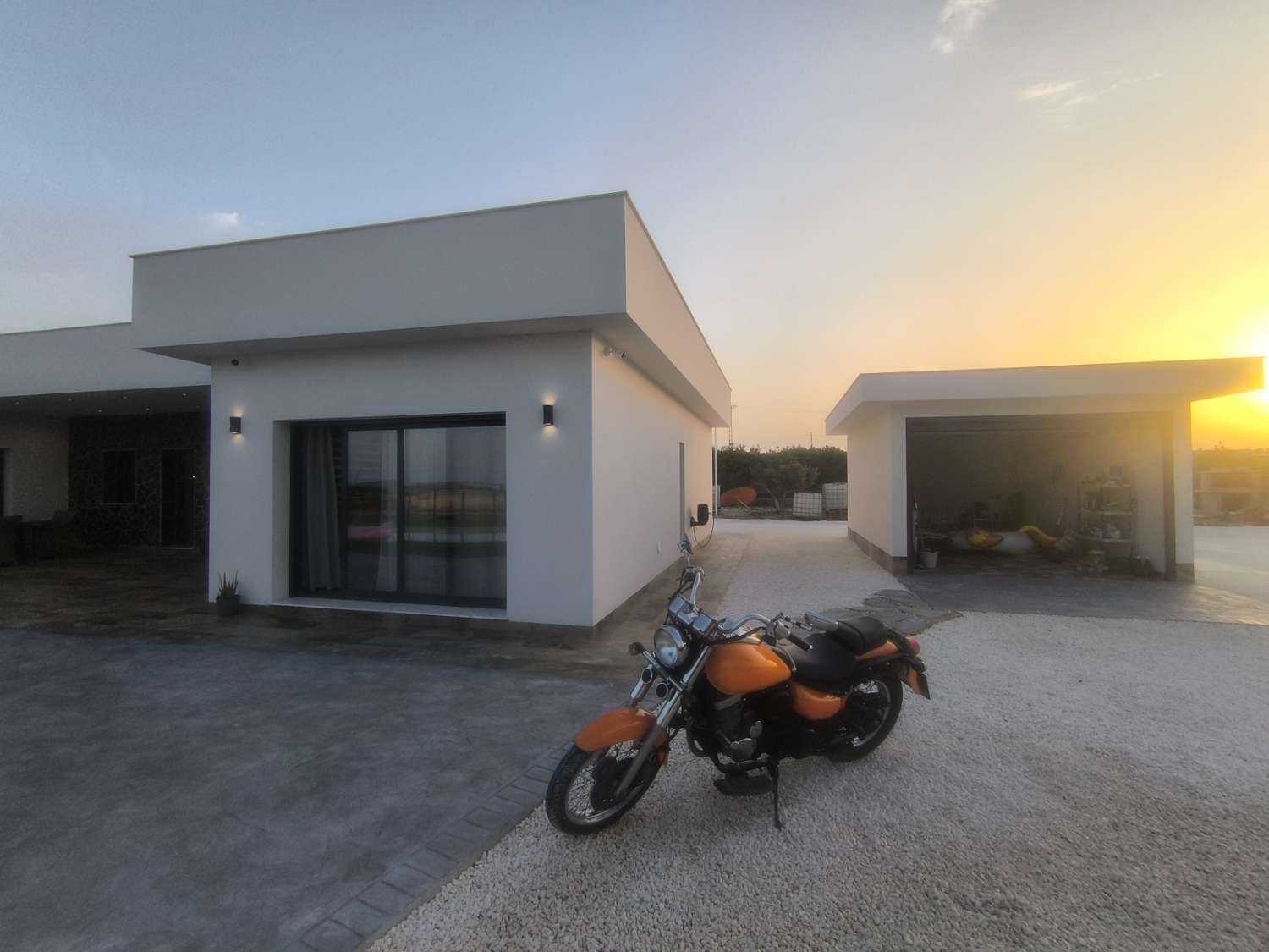 EXCELENTE VIVIENDA DE OBRA NUEVA CON GRAN TERRENO
