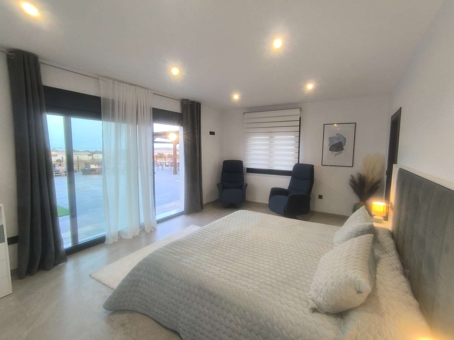 EXCELENTE VIVIENDA DE OBRA NUEVA CON GRAN TERRENO