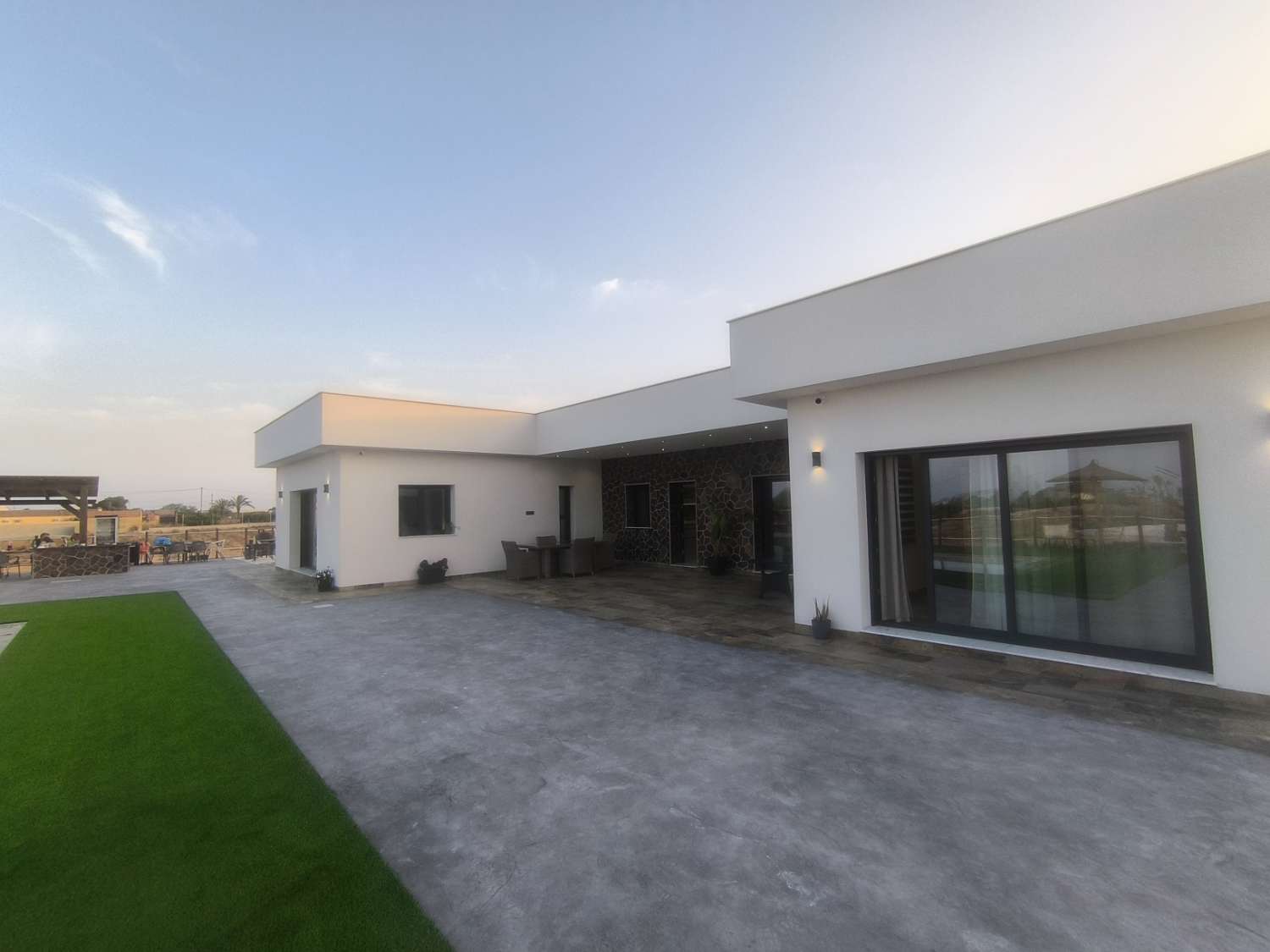 EXCELENTE VIVIENDA DE OBRA NUEVA CON GRAN TERRENO