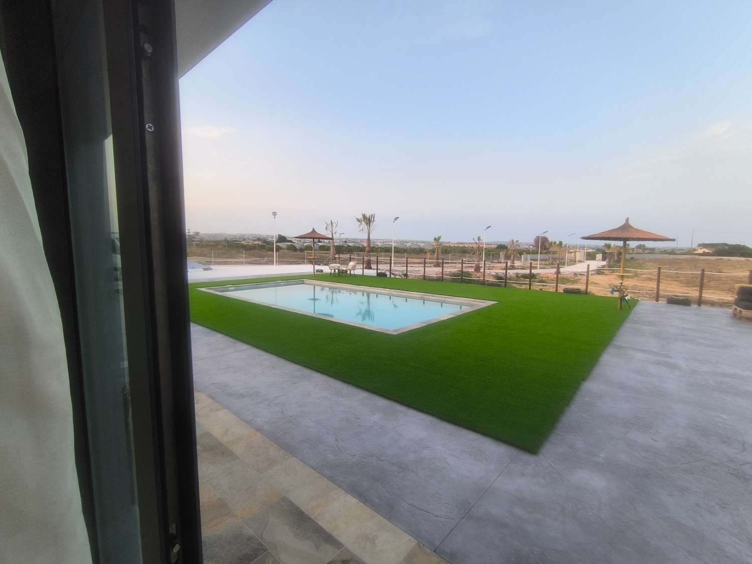 EXCELENTE VIVIENDA DE OBRA NUEVA CON GRAN TERRENO