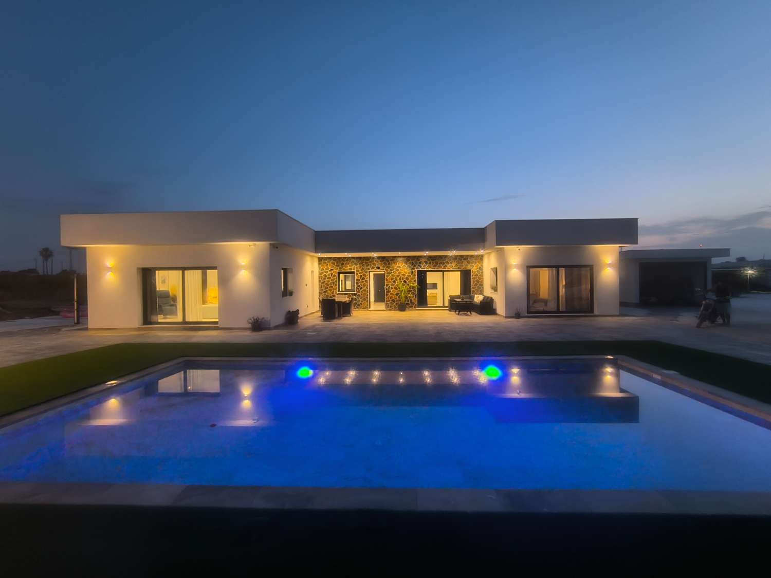 EXCELENTE VIVIENDA DE OBRA NUEVA CON GRAN TERRENO