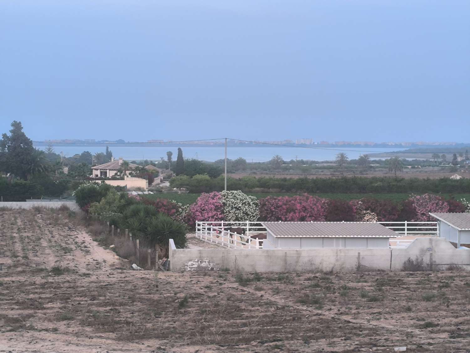EXCELENTE VIVIENDA DE OBRA NUEVA CON GRAN TERRENO