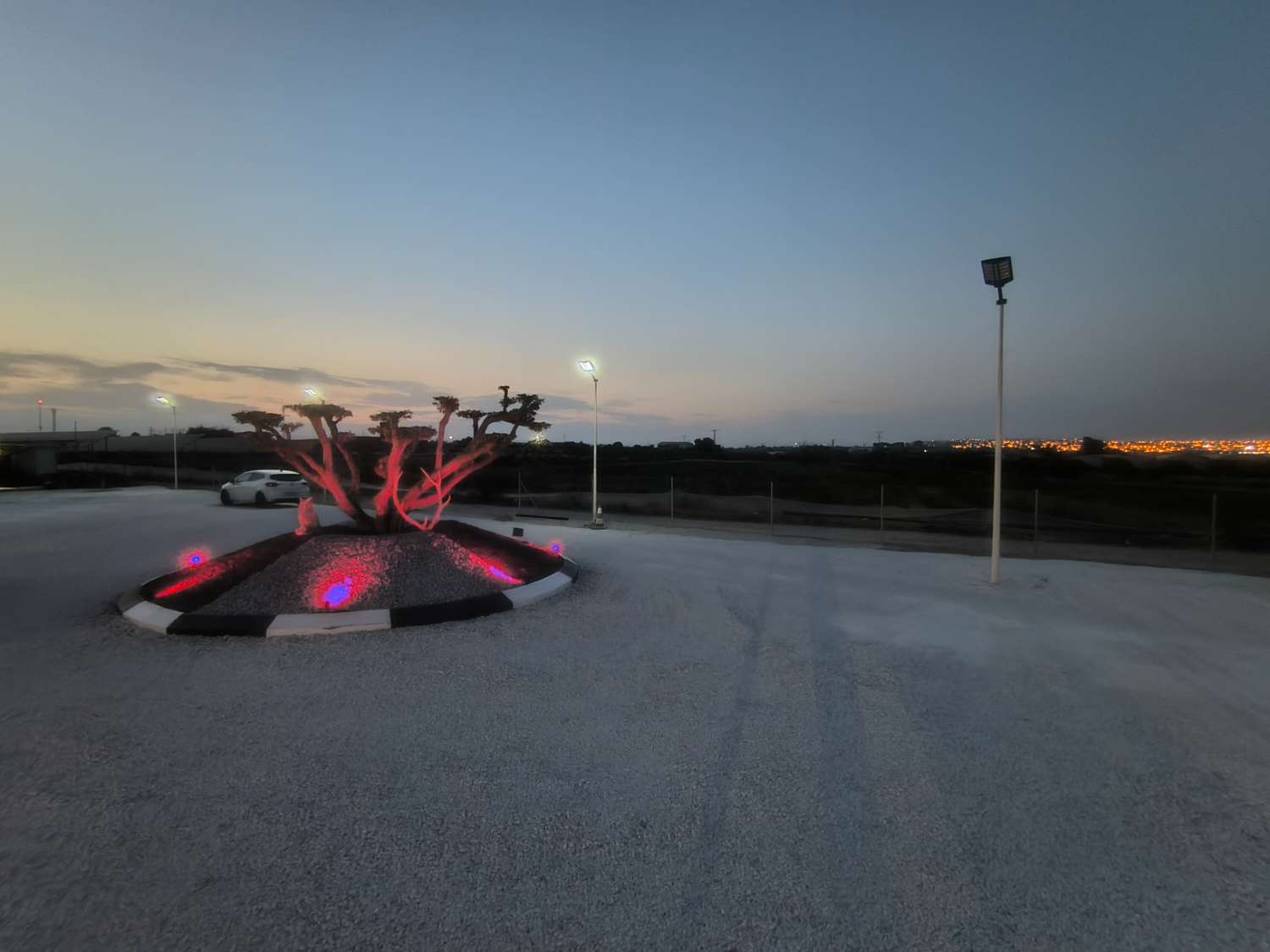 EXCELENTE VIVIENDA DE OBRA NUEVA CON GRAN TERRENO
