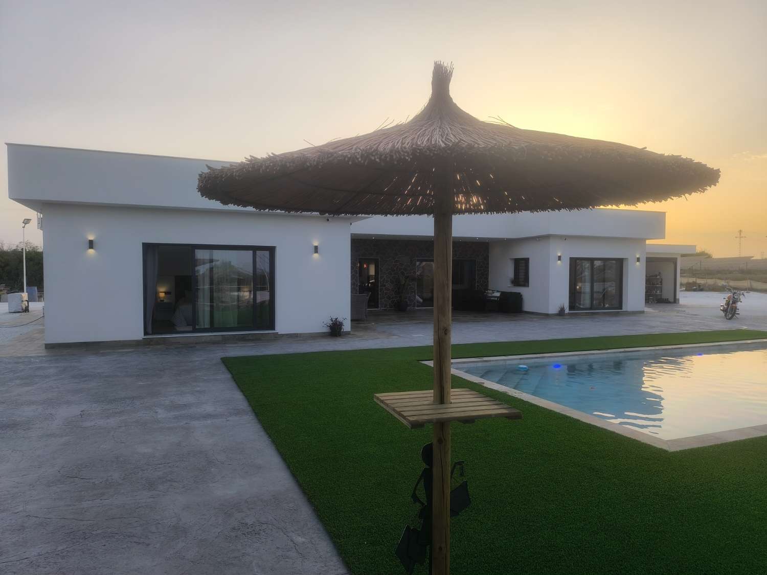 EXCELENTE VIVIENDA DE OBRA NUEVA CON GRAN TERRENO
