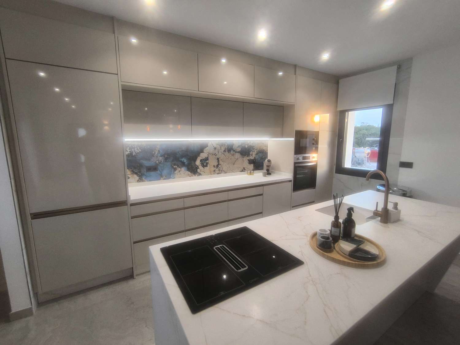 EXCELENTE VIVIENDA DE OBRA NUEVA CON GRAN TERRENO