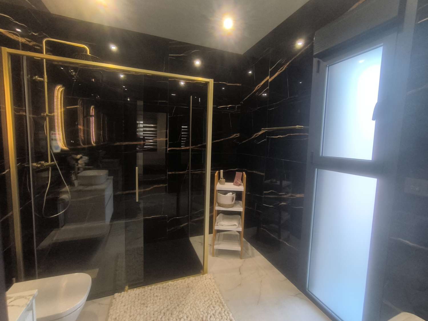 EXCELENTE VIVIENDA DE OBRA NUEVA CON GRAN TERRENO