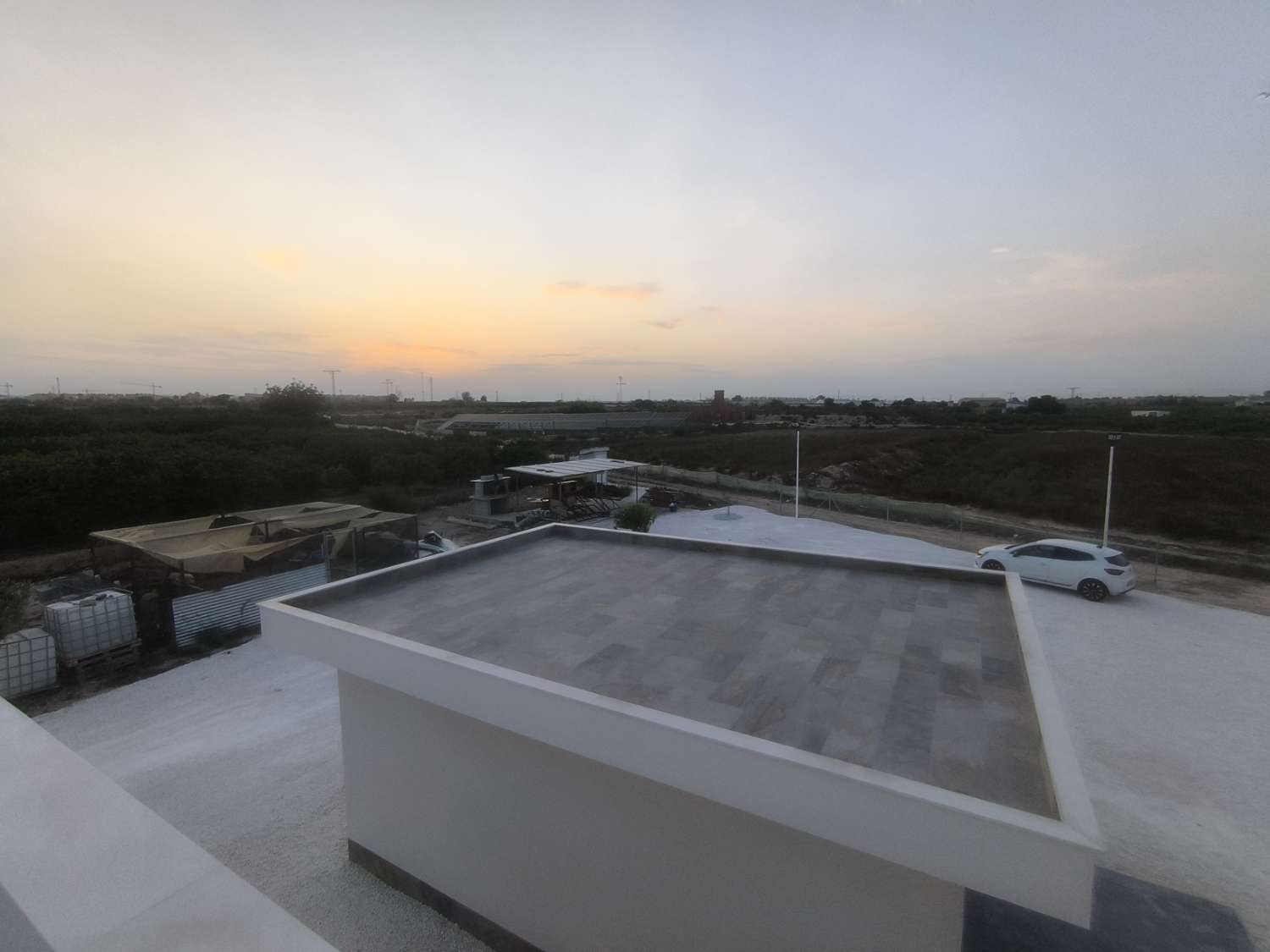 EXCELENTE VIVIENDA DE OBRA NUEVA CON GRAN TERRENO