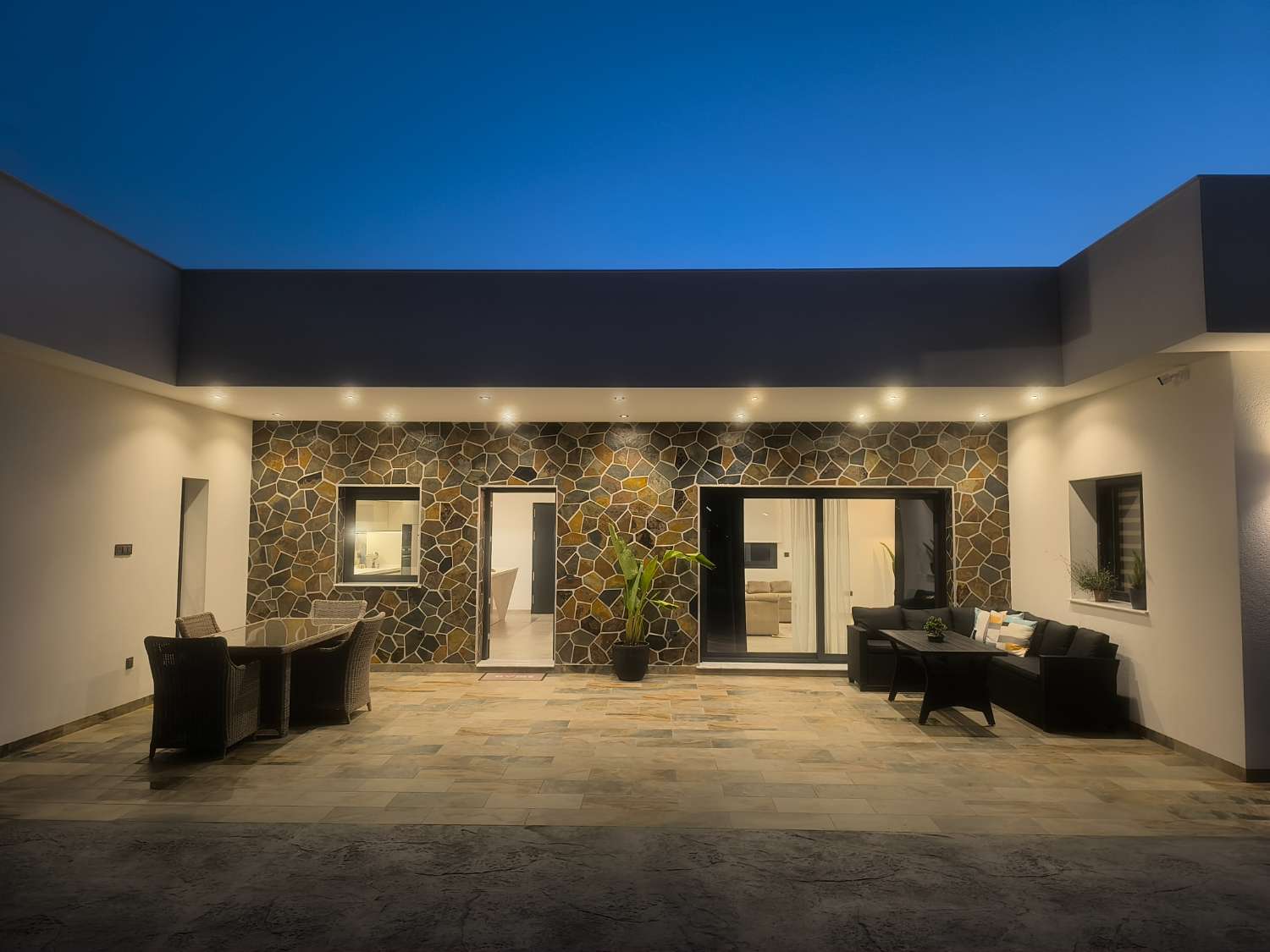 EXCELENTE VIVIENDA DE OBRA NUEVA CON GRAN TERRENO