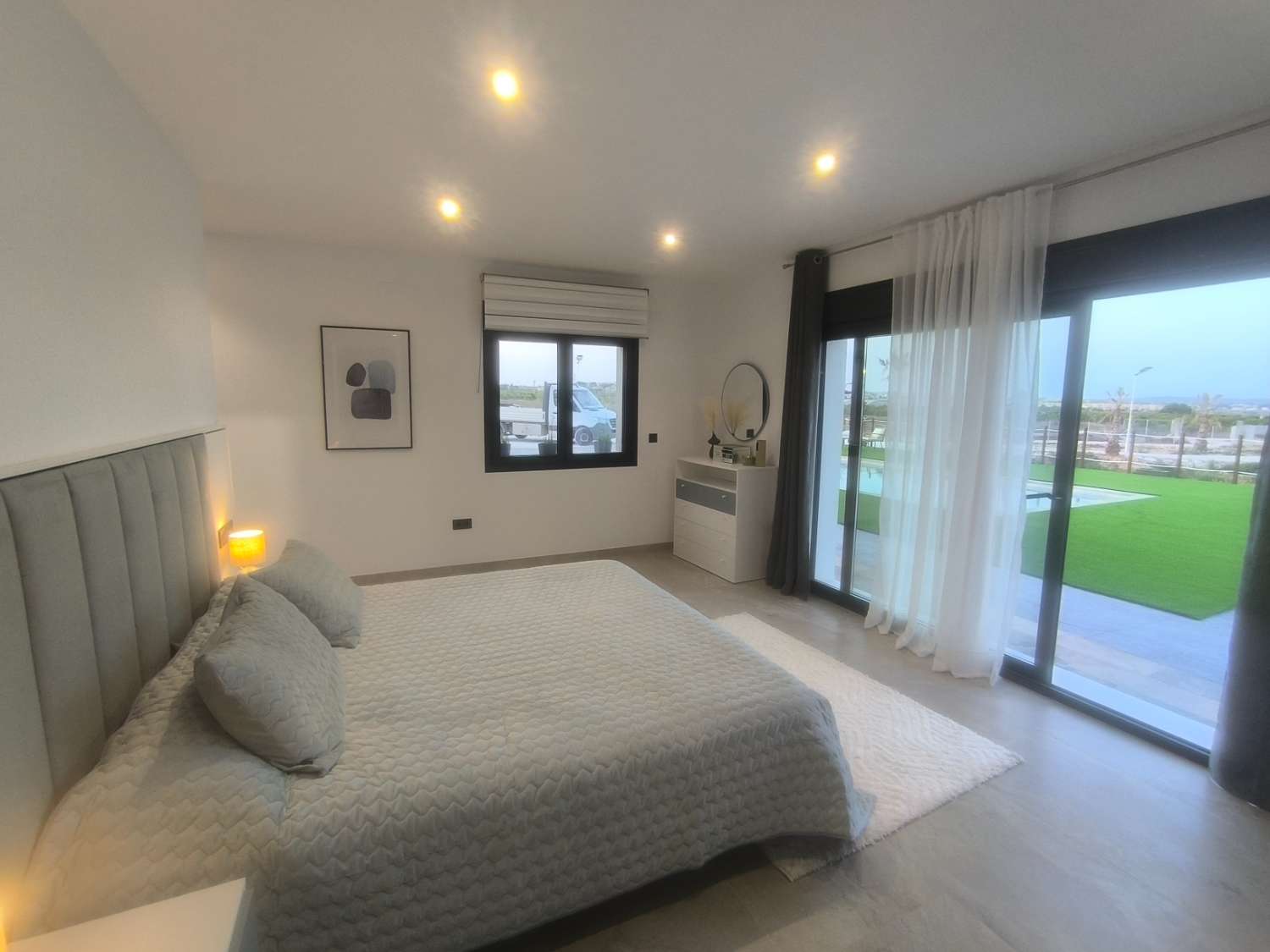 EXCELENTE VIVIENDA DE OBRA NUEVA CON GRAN TERRENO