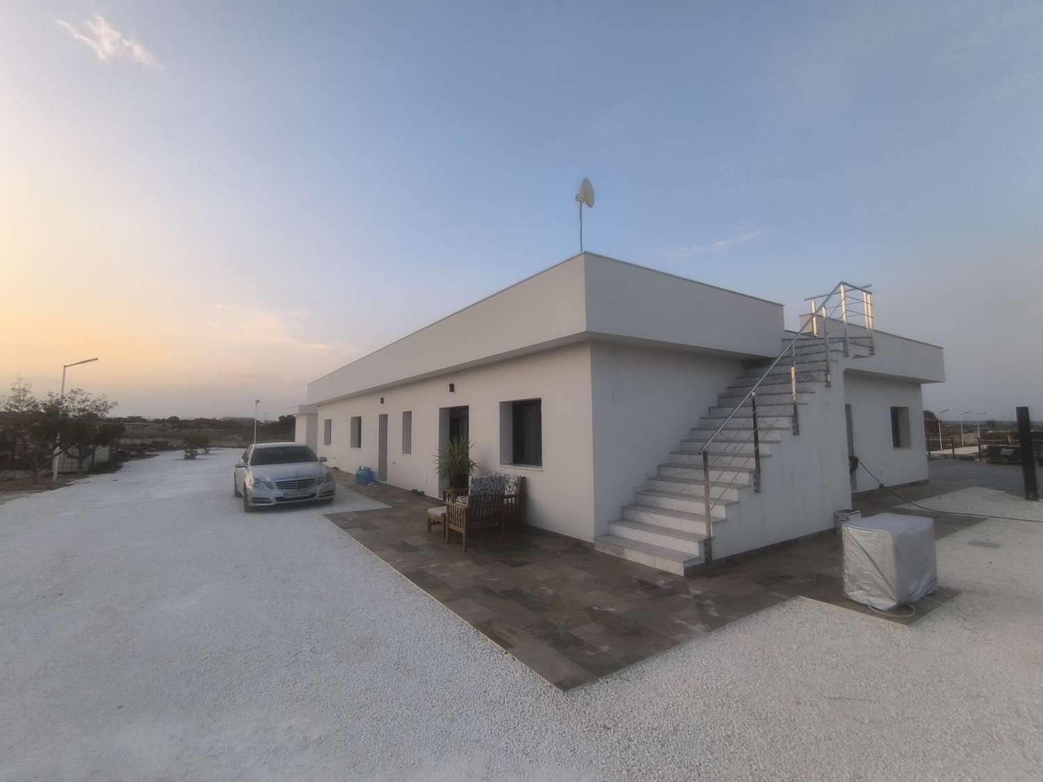 EXCELENTE VIVIENDA DE OBRA NUEVA CON GRAN TERRENO