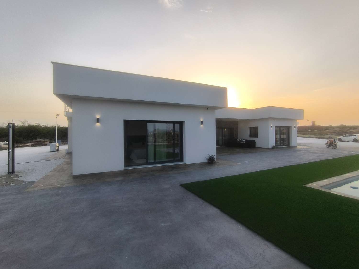 EXCELENTE VIVIENDA DE OBRA NUEVA CON GRAN TERRENO