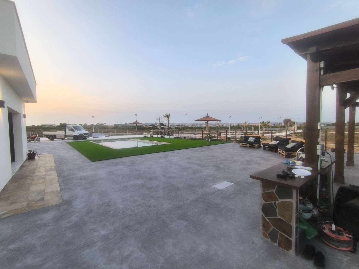EXCELENTE VIVIENDA DE OBRA NUEVA CON GRAN TERRENO