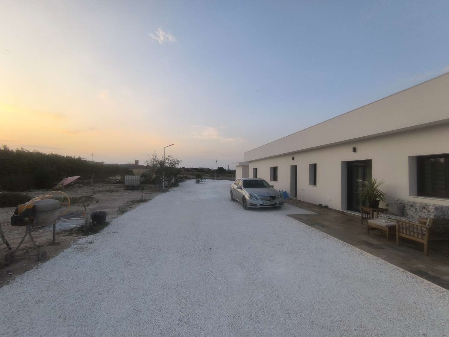 EXCELENTE VIVIENDA DE OBRA NUEVA CON GRAN TERRENO