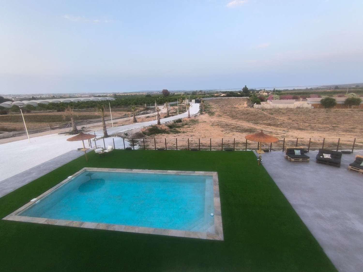 EXCELENTE VIVIENDA DE OBRA NUEVA CON GRAN TERRENO