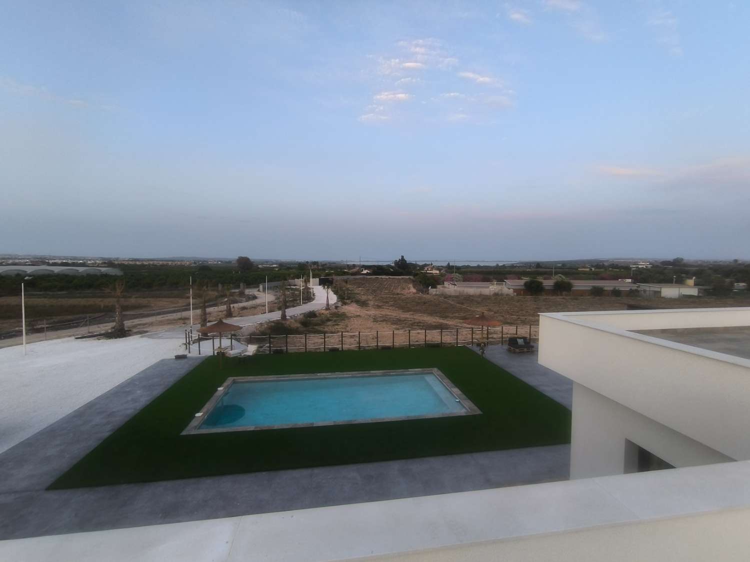 EXCELENTE VIVIENDA DE OBRA NUEVA CON GRAN TERRENO