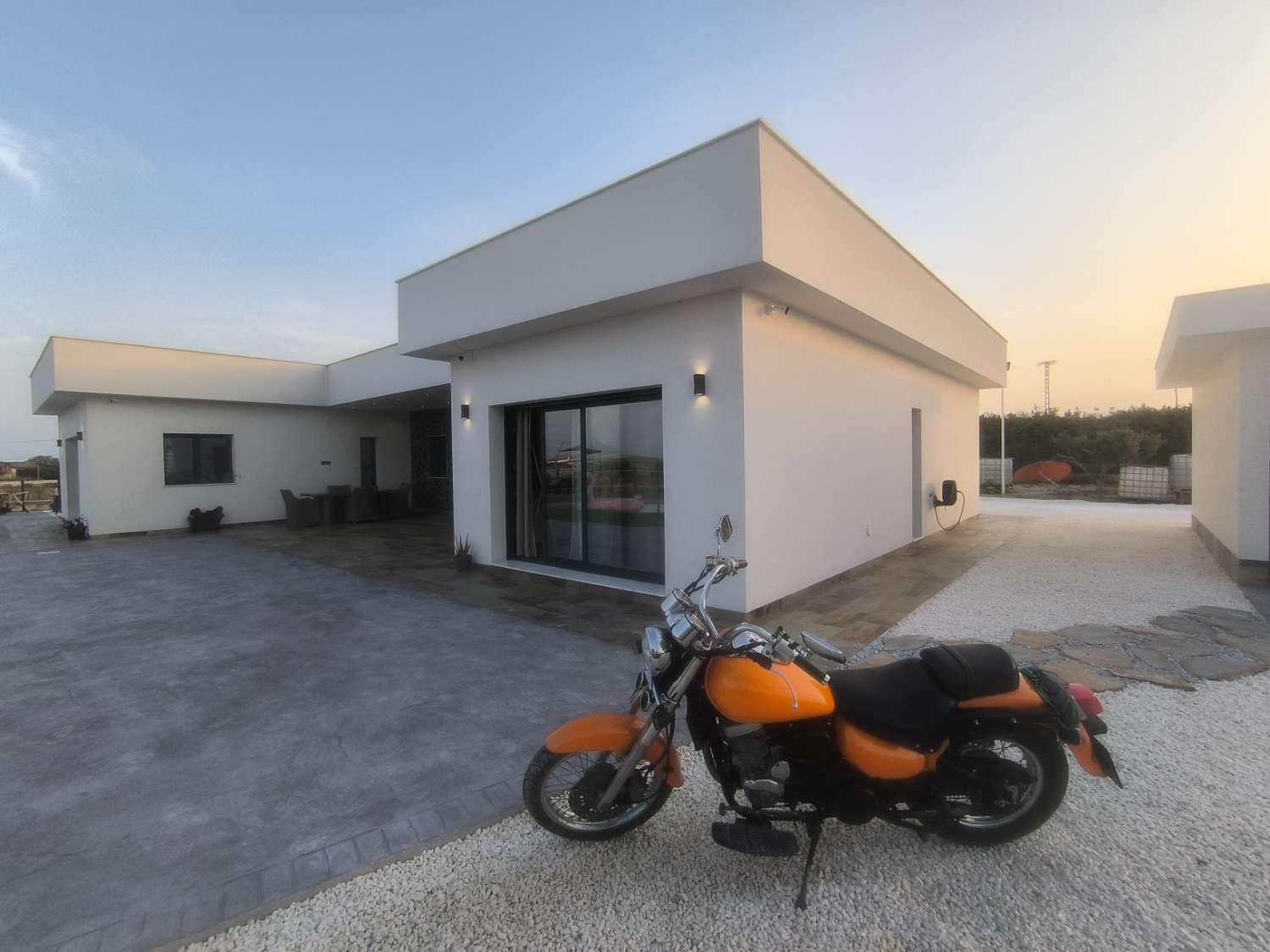 EXCELENTE VIVIENDA DE OBRA NUEVA CON GRAN TERRENO
