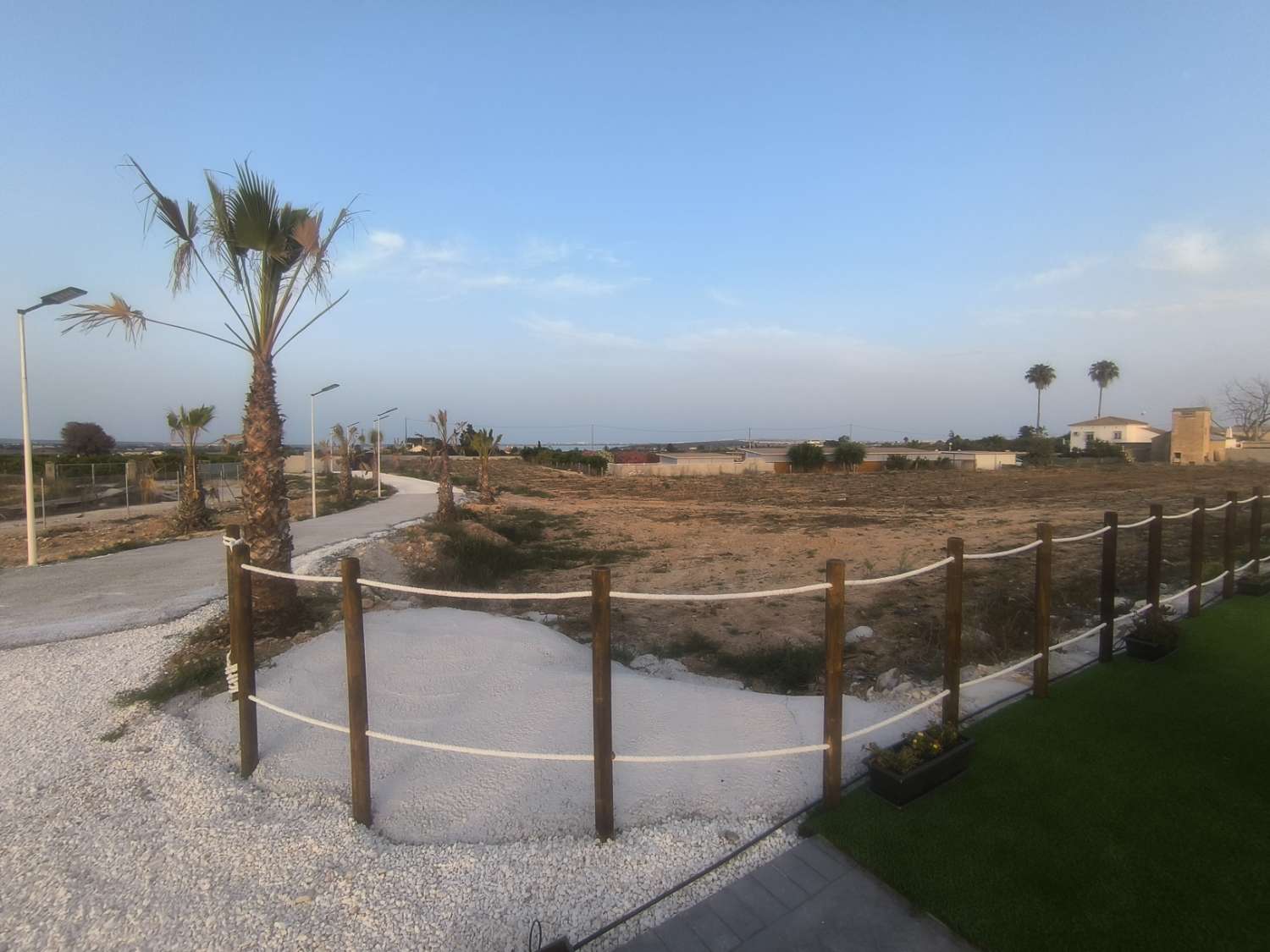 EXCELENTE VIVIENDA DE OBRA NUEVA CON GRAN TERRENO