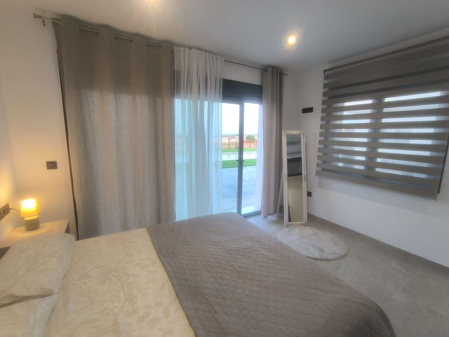 EXCELENTE VIVIENDA DE OBRA NUEVA CON GRAN TERRENO
