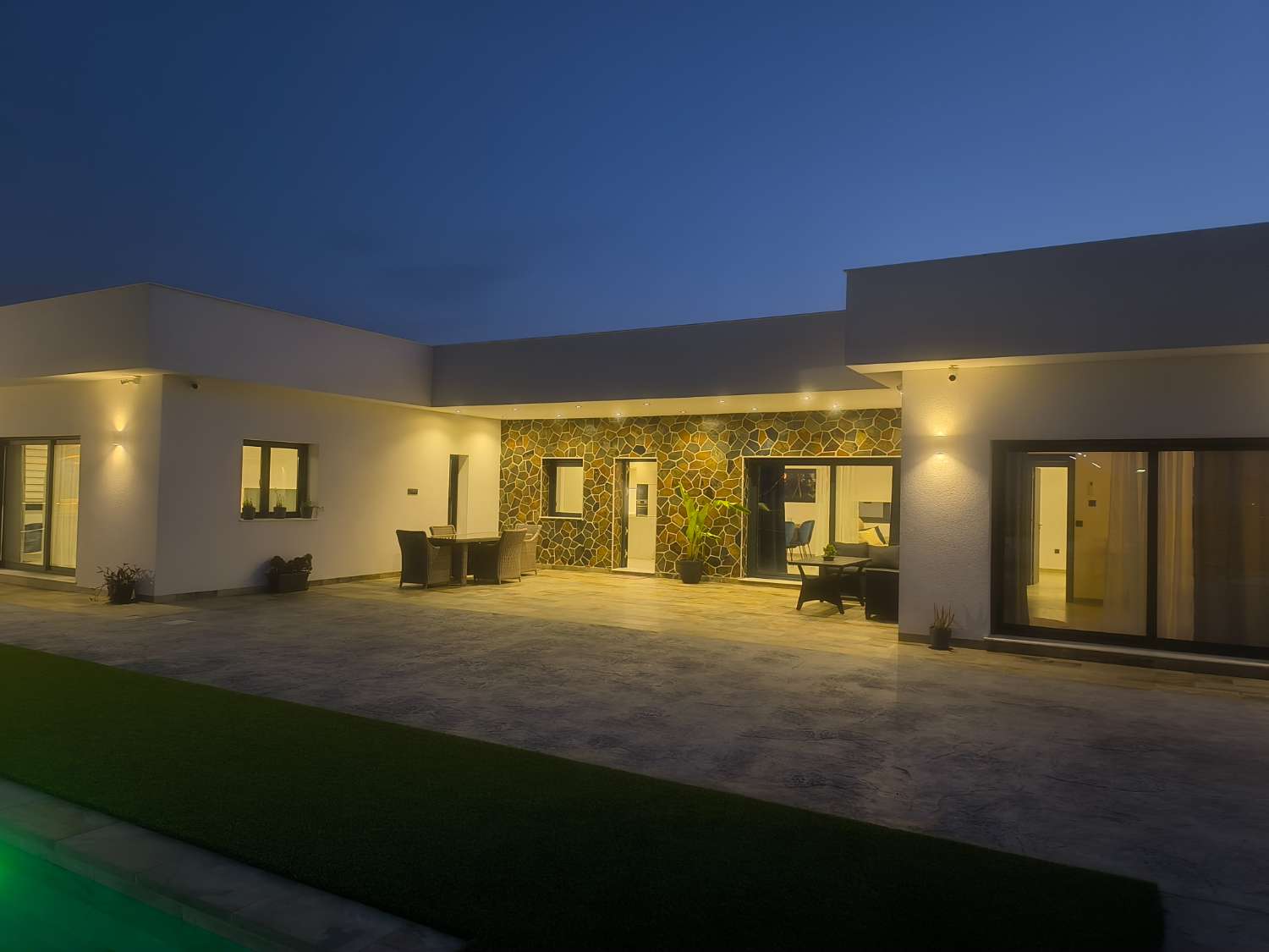 EXCELENTE VIVIENDA DE OBRA NUEVA CON GRAN TERRENO