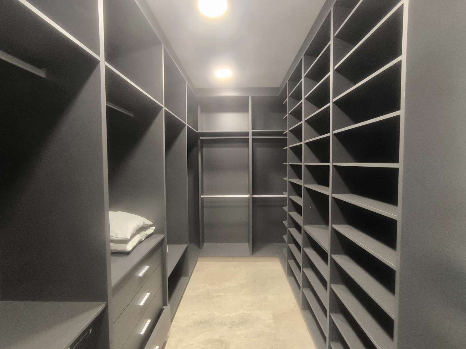 EXCELENTE VIVIENDA DE OBRA NUEVA CON GRAN TERRENO