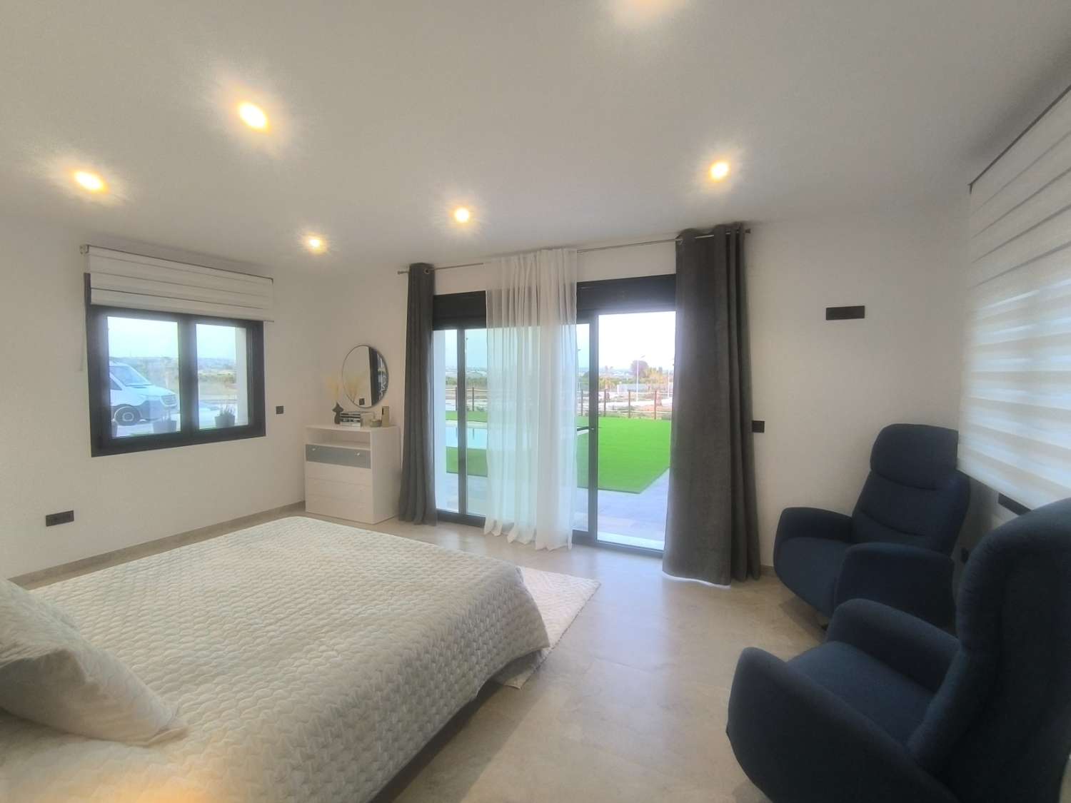 EXCELENTE VIVIENDA DE OBRA NUEVA CON GRAN TERRENO