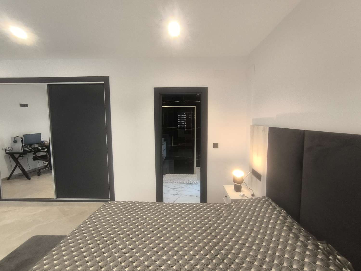 EXCELENTE VIVIENDA DE OBRA NUEVA CON GRAN TERRENO