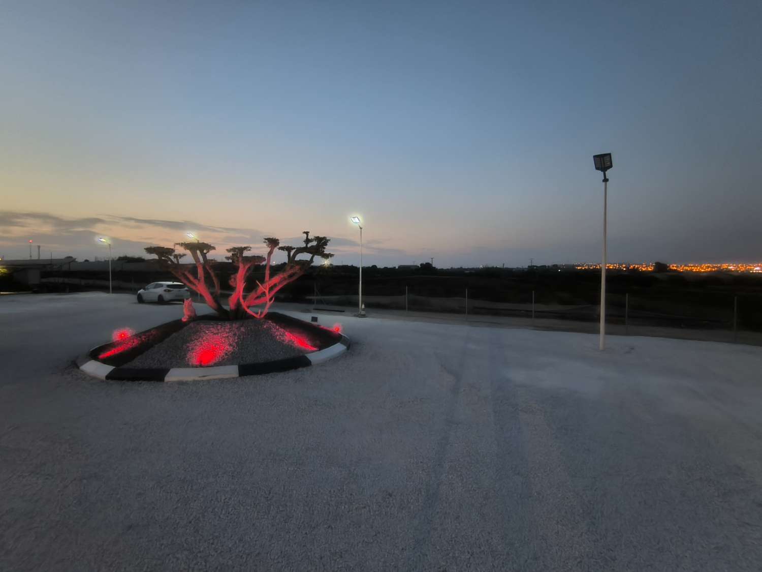 EXCELENTE VIVIENDA DE OBRA NUEVA CON GRAN TERRENO