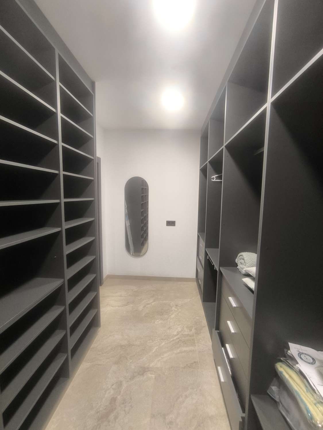 EXCELENTE VIVIENDA DE OBRA NUEVA CON GRAN TERRENO