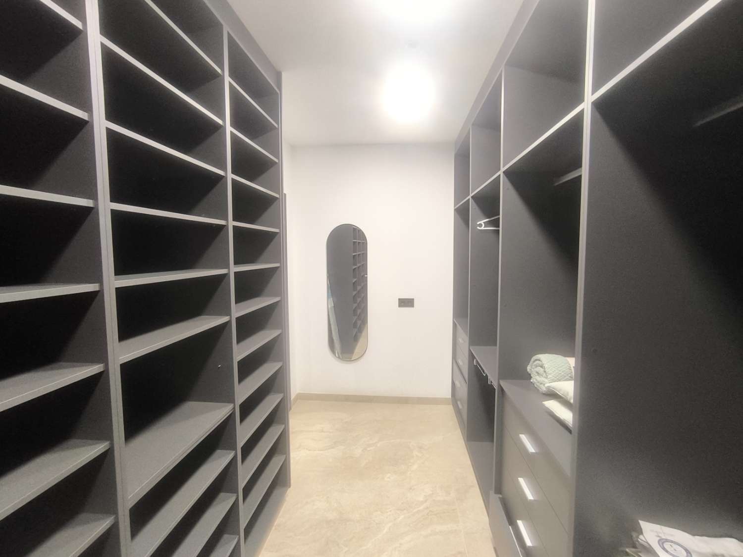 EXCELENTE VIVIENDA DE OBRA NUEVA CON GRAN TERRENO