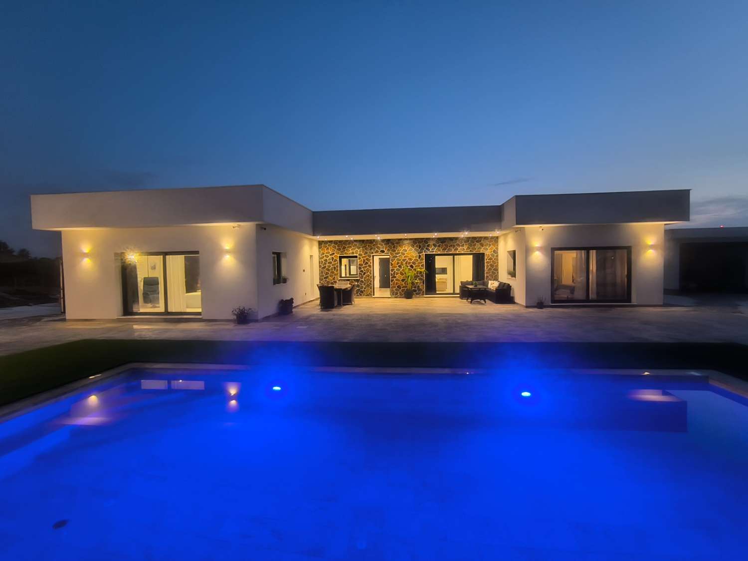 EXCELENTE VIVIENDA DE OBRA NUEVA CON GRAN TERRENO
