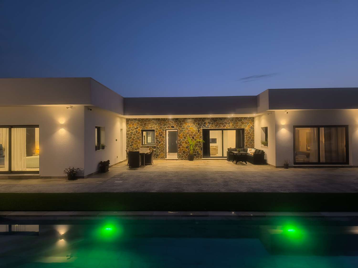 EXCELENTE VIVIENDA DE OBRA NUEVA CON GRAN TERRENO