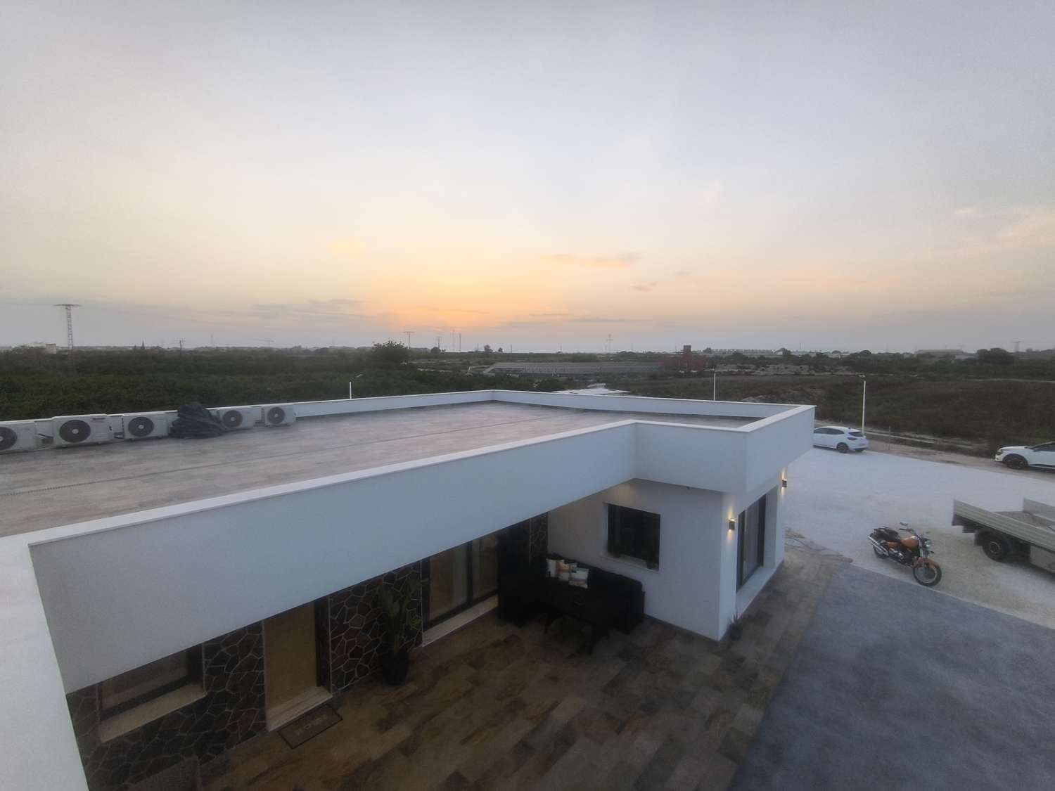 EXCELENTE VIVIENDA DE OBRA NUEVA CON GRAN TERRENO