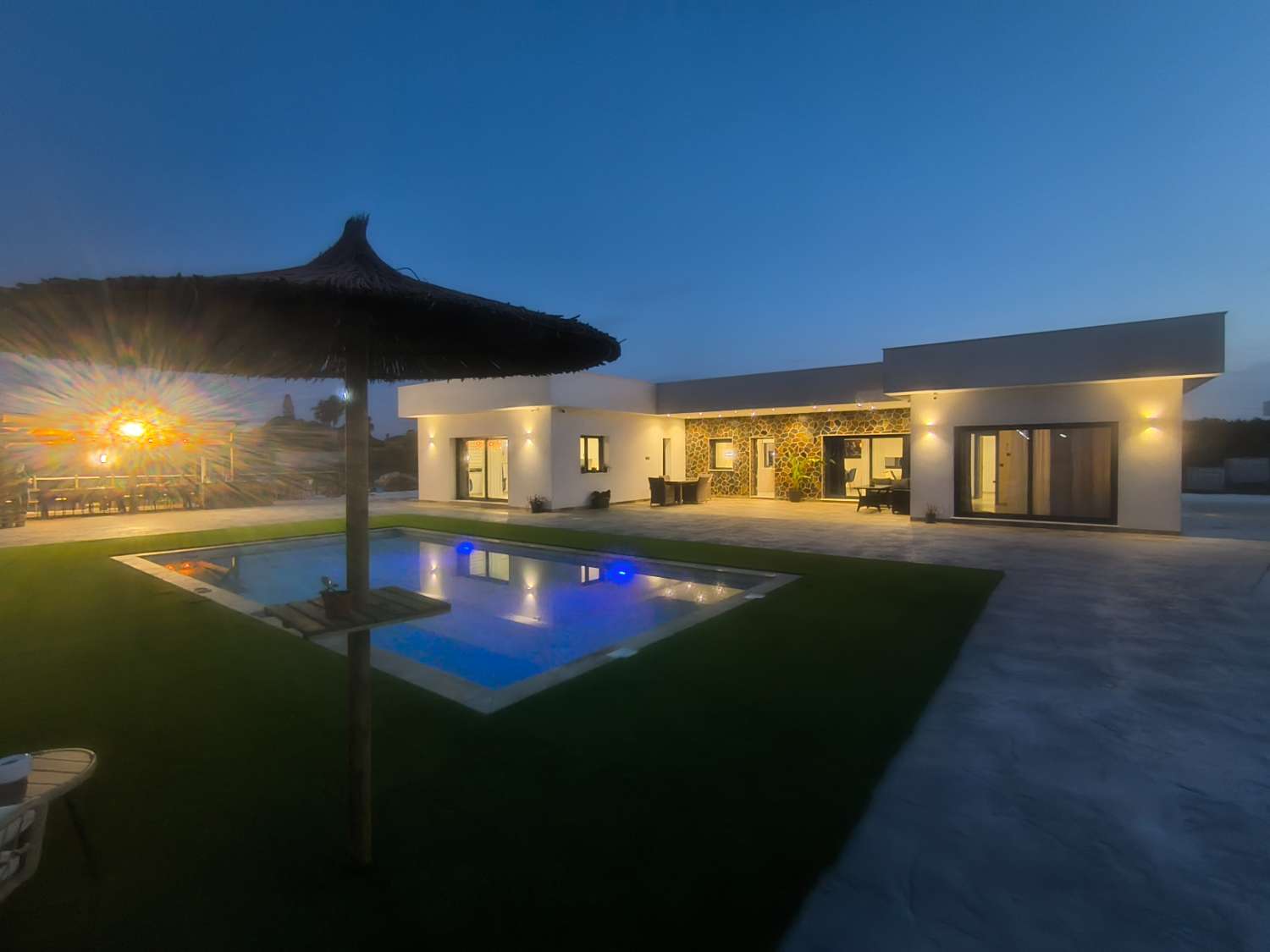 EXCELENTE VIVIENDA DE OBRA NUEVA CON GRAN TERRENO