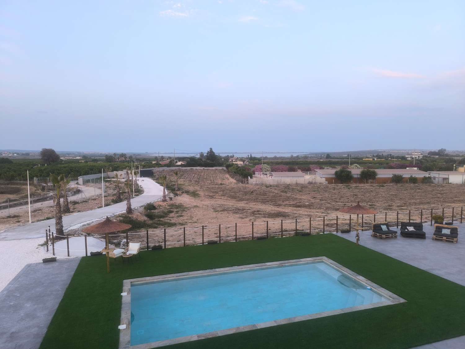 EXCELENTE VIVIENDA DE OBRA NUEVA CON GRAN TERRENO