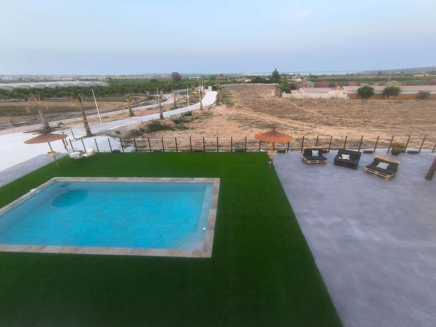 EXCELENTE VIVIENDA DE OBRA NUEVA CON GRAN TERRENO
