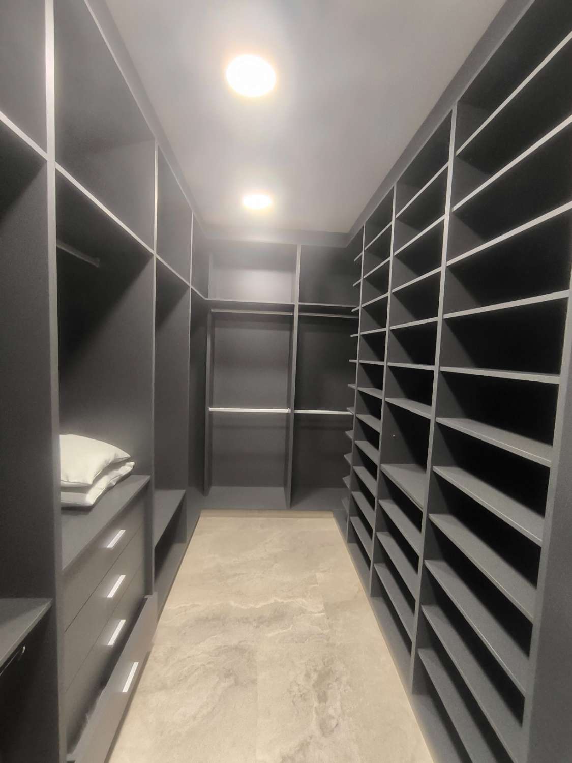 EXCELENTE VIVIENDA DE OBRA NUEVA CON GRAN TERRENO