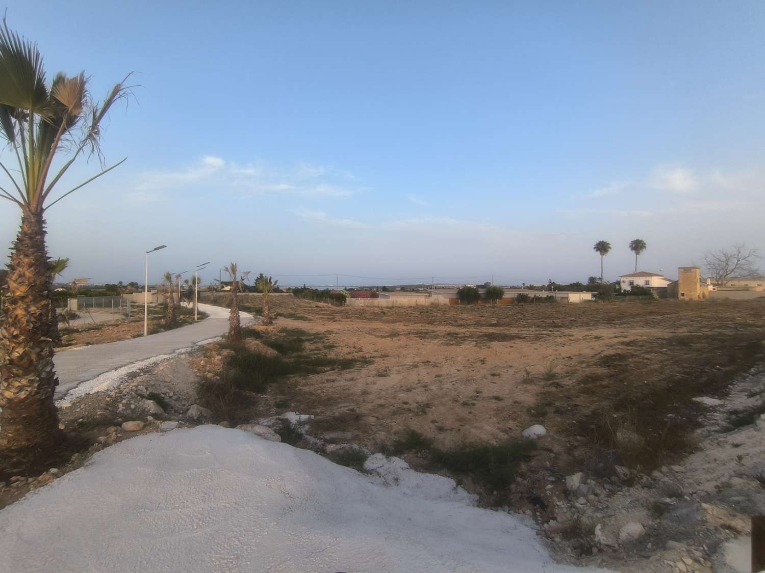 EXCELENTE VIVIENDA DE OBRA NUEVA CON GRAN TERRENO