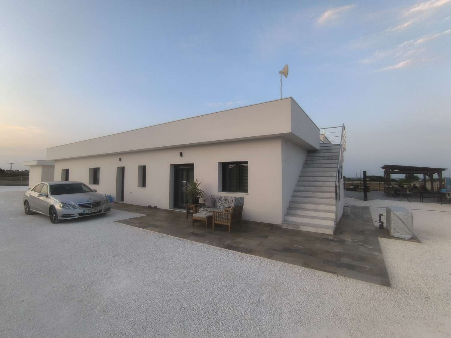 EXCELENTE VIVIENDA DE OBRA NUEVA CON GRAN TERRENO