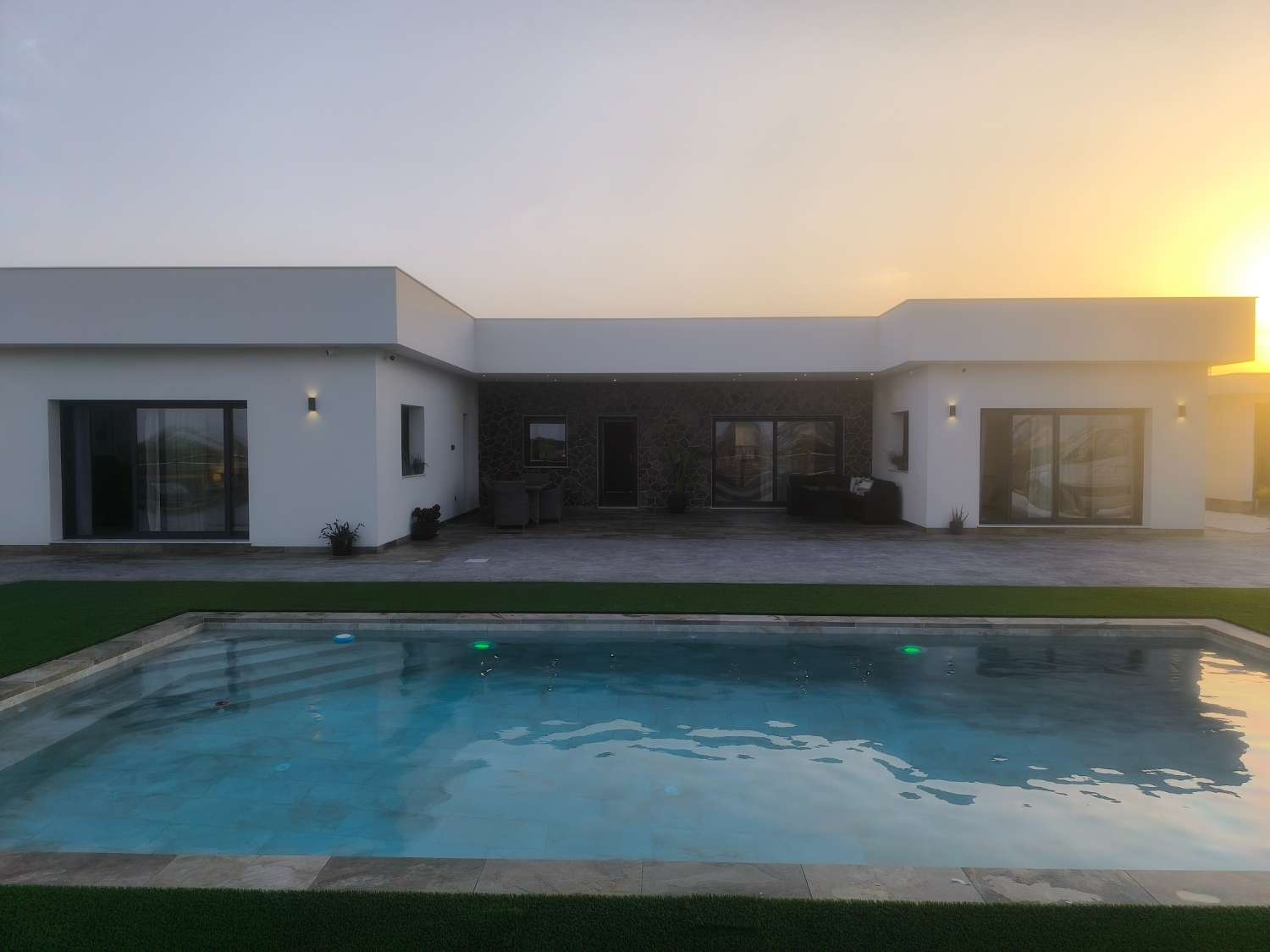EXCELENTE VIVIENDA DE OBRA NUEVA CON GRAN TERRENO