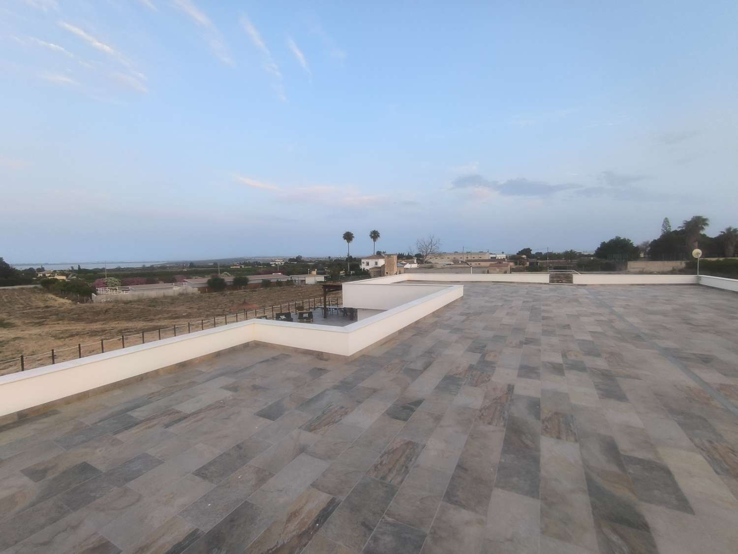 EXCELENTE VIVIENDA DE OBRA NUEVA CON GRAN TERRENO